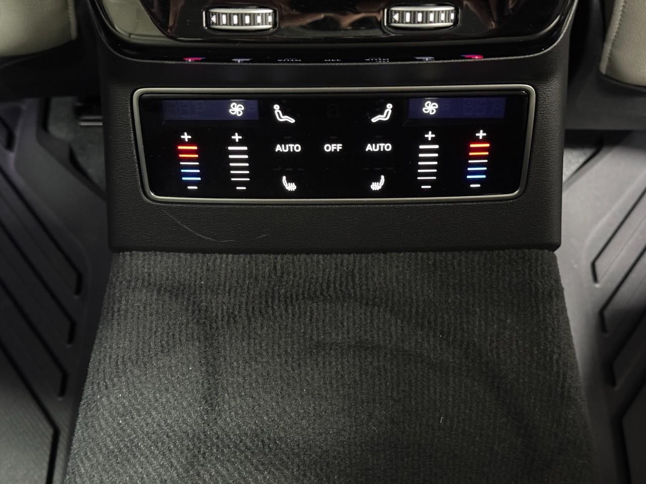 Audi A6 Sedan Vehicle Full-screen Gallery Image 11