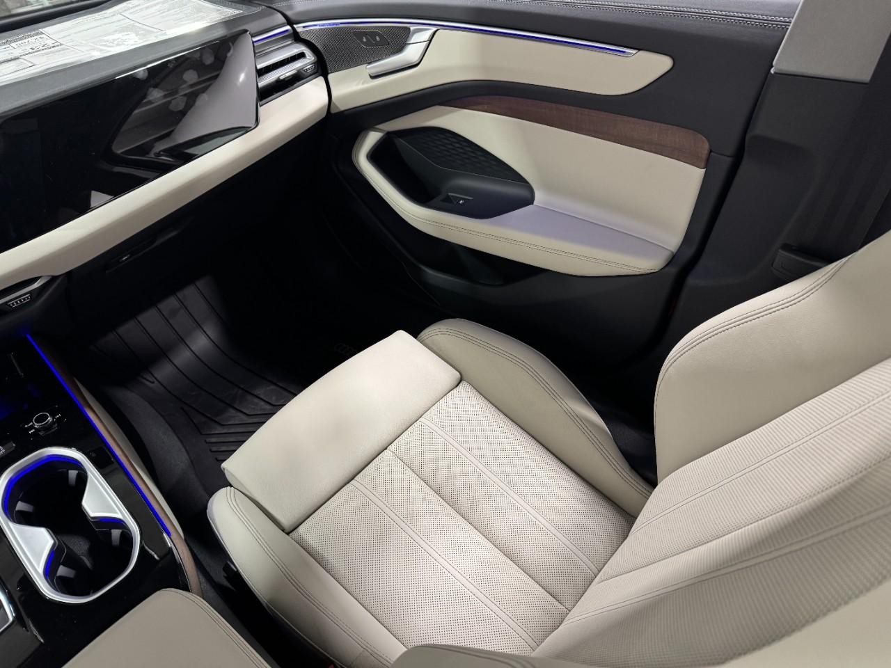 Audi A6 Sedan Vehicle Full-screen Gallery Image 17