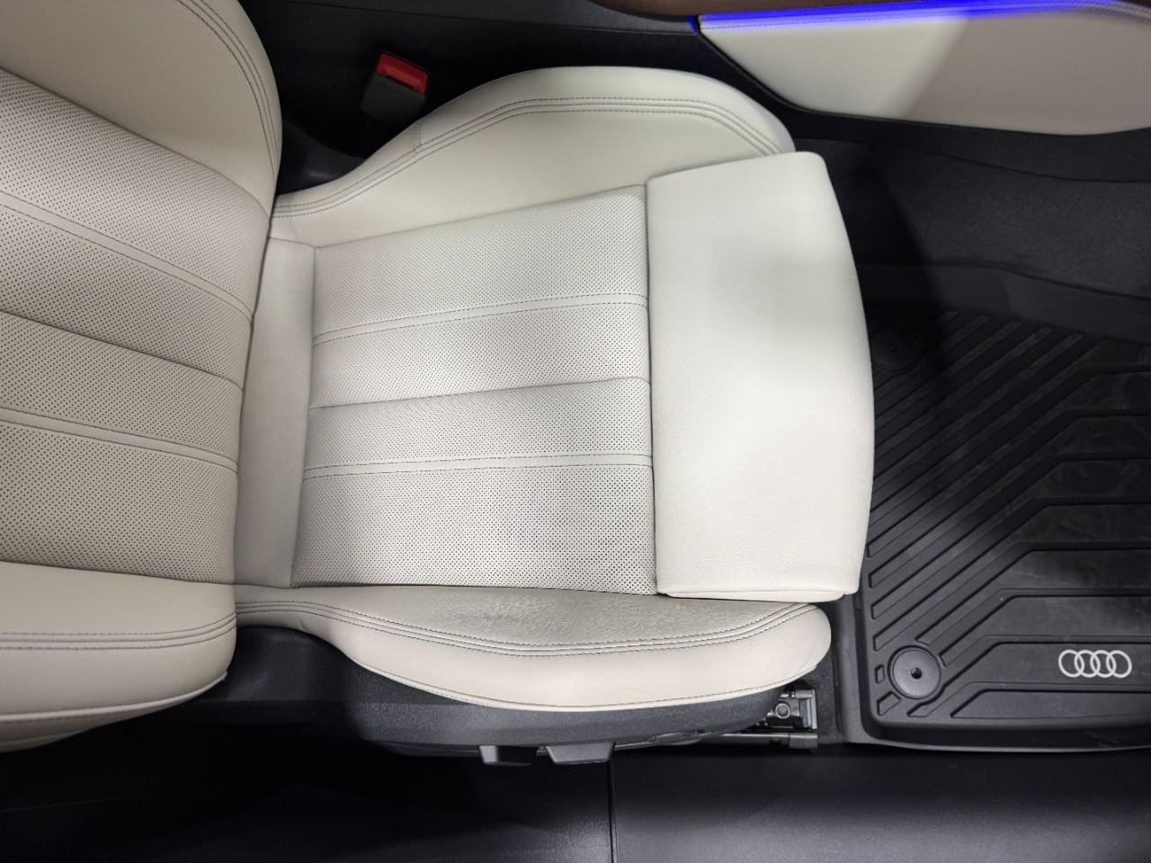 Audi A6 Sedan Vehicle Full-screen Gallery Image 19