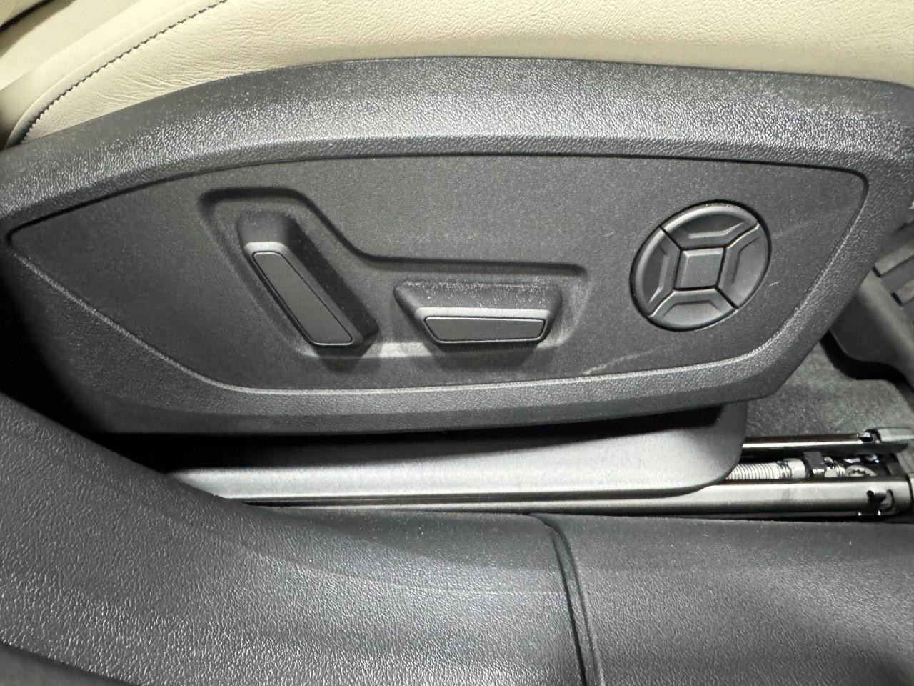 Audi A6 Sedan Vehicle Full-screen Gallery Image 20