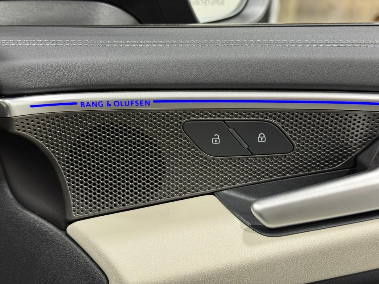 Audi A6 Sedan Vehicle Full-screen Gallery Image 21