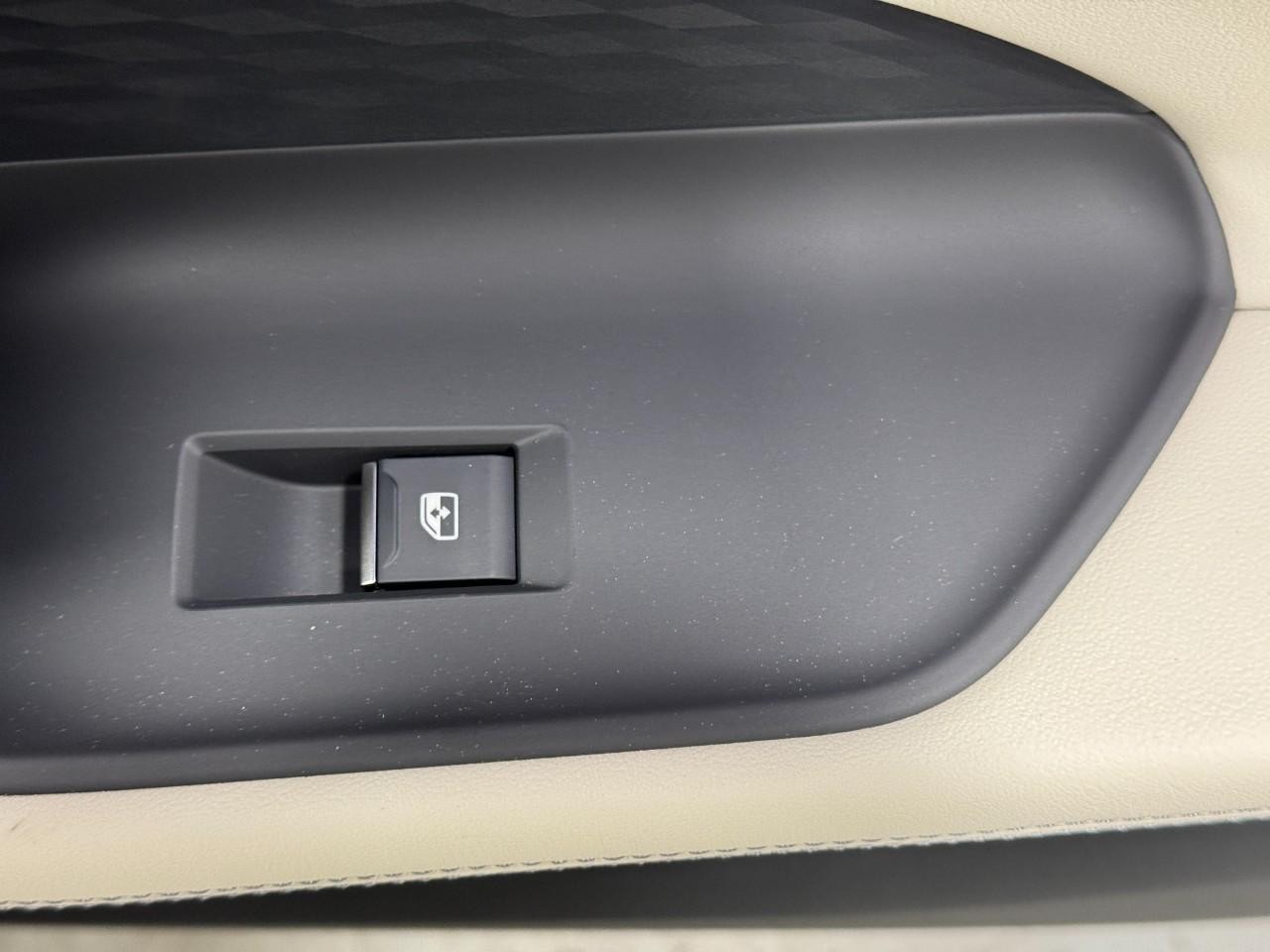 Audi A6 Sedan Vehicle Full-screen Gallery Image 22