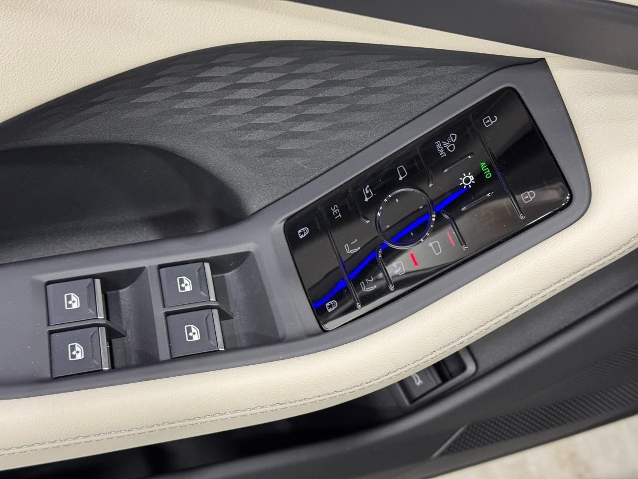 Audi A6 Sedan Vehicle Full-screen Gallery Image 23