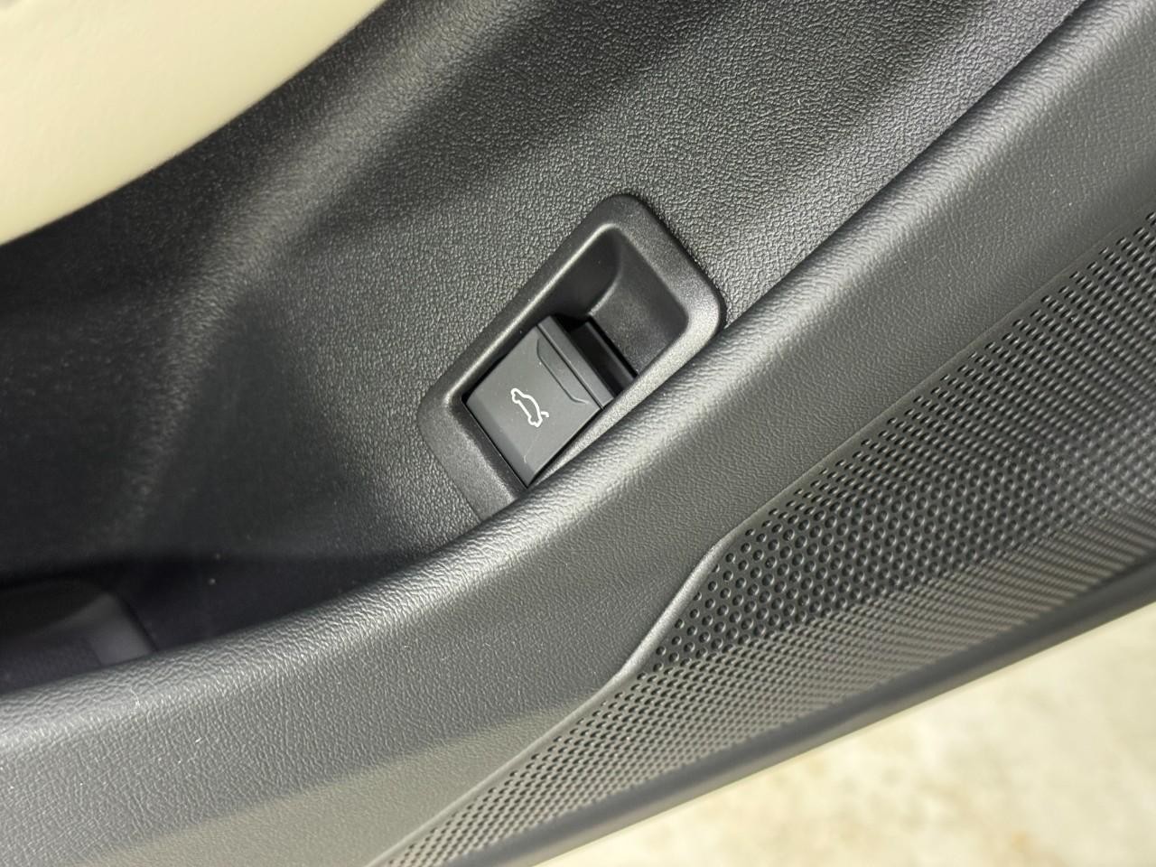 Audi A6 Sedan Vehicle Full-screen Gallery Image 24