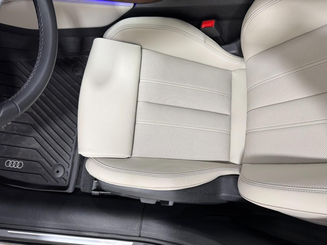 Audi A6 Sedan Vehicle Full-screen Gallery Image 26