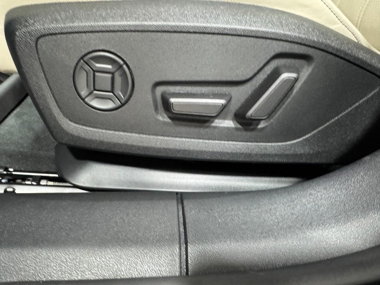 Audi A6 Sedan Vehicle Full-screen Gallery Image 27