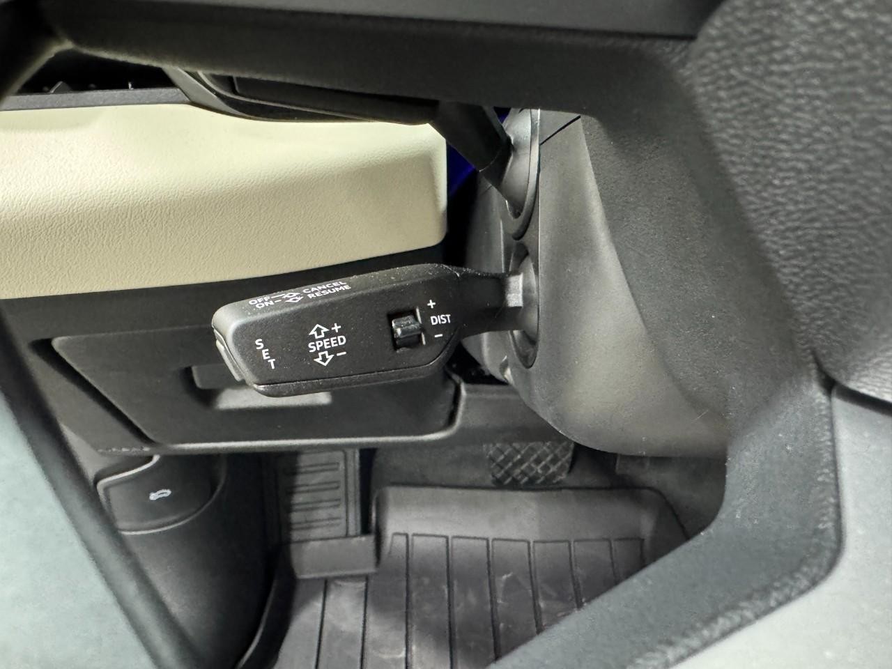 Audi A6 Sedan Vehicle Full-screen Gallery Image 28