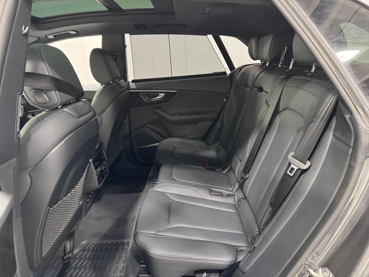 Audi Q8 Vehicle Full-screen Gallery Image 8