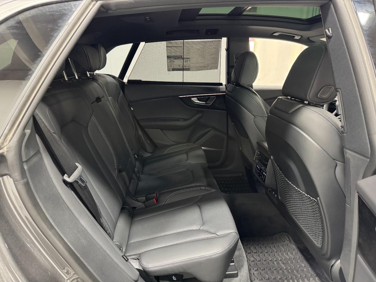 Audi Q8 Vehicle Full-screen Gallery Image 10