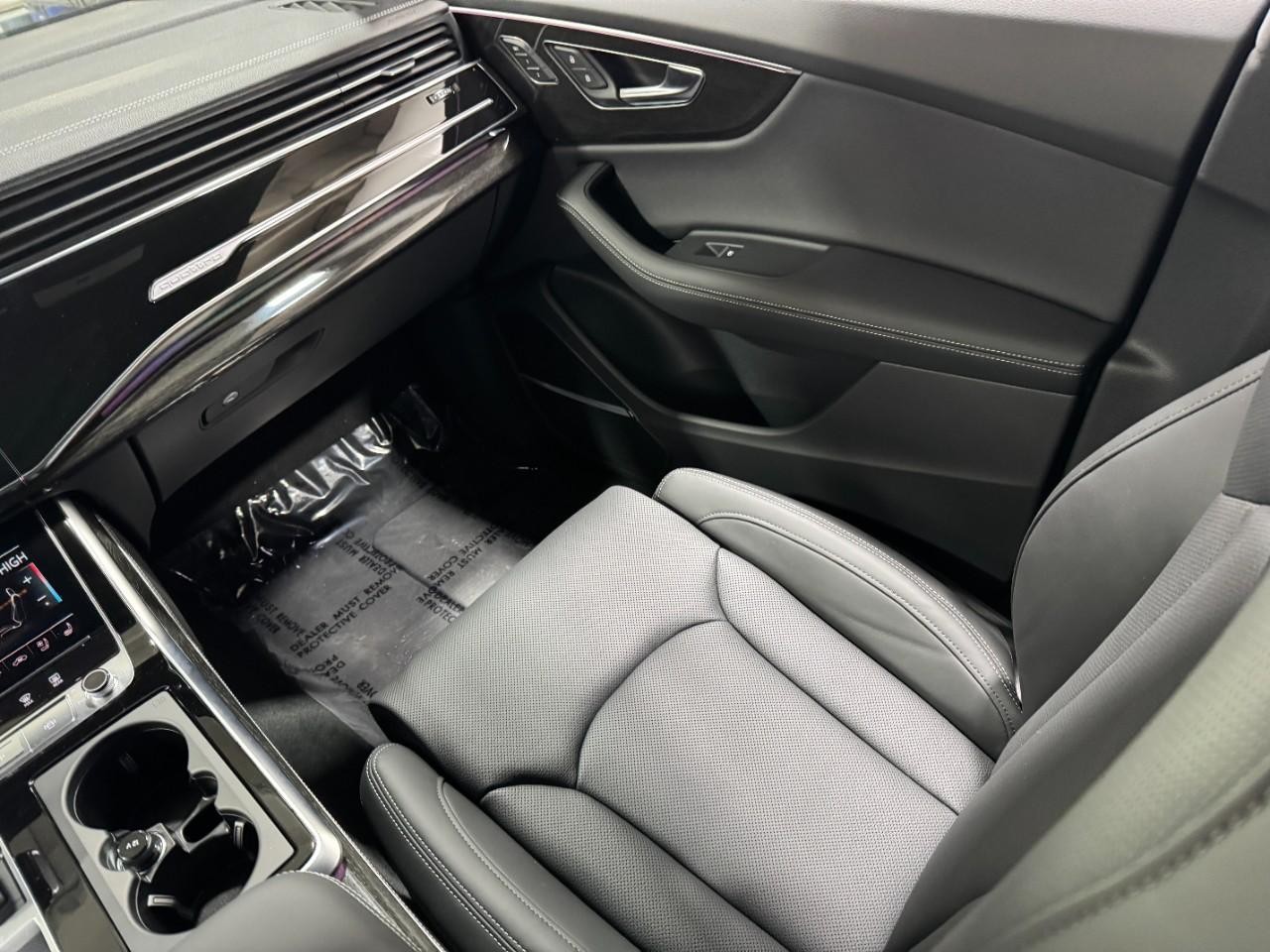 Audi Q8 Vehicle Full-screen Gallery Image 18