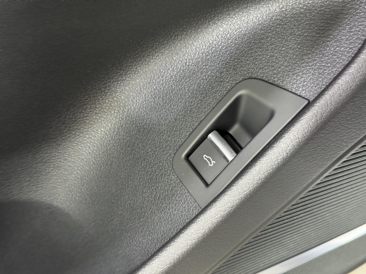 Audi Q8 Vehicle Full-screen Gallery Image 26