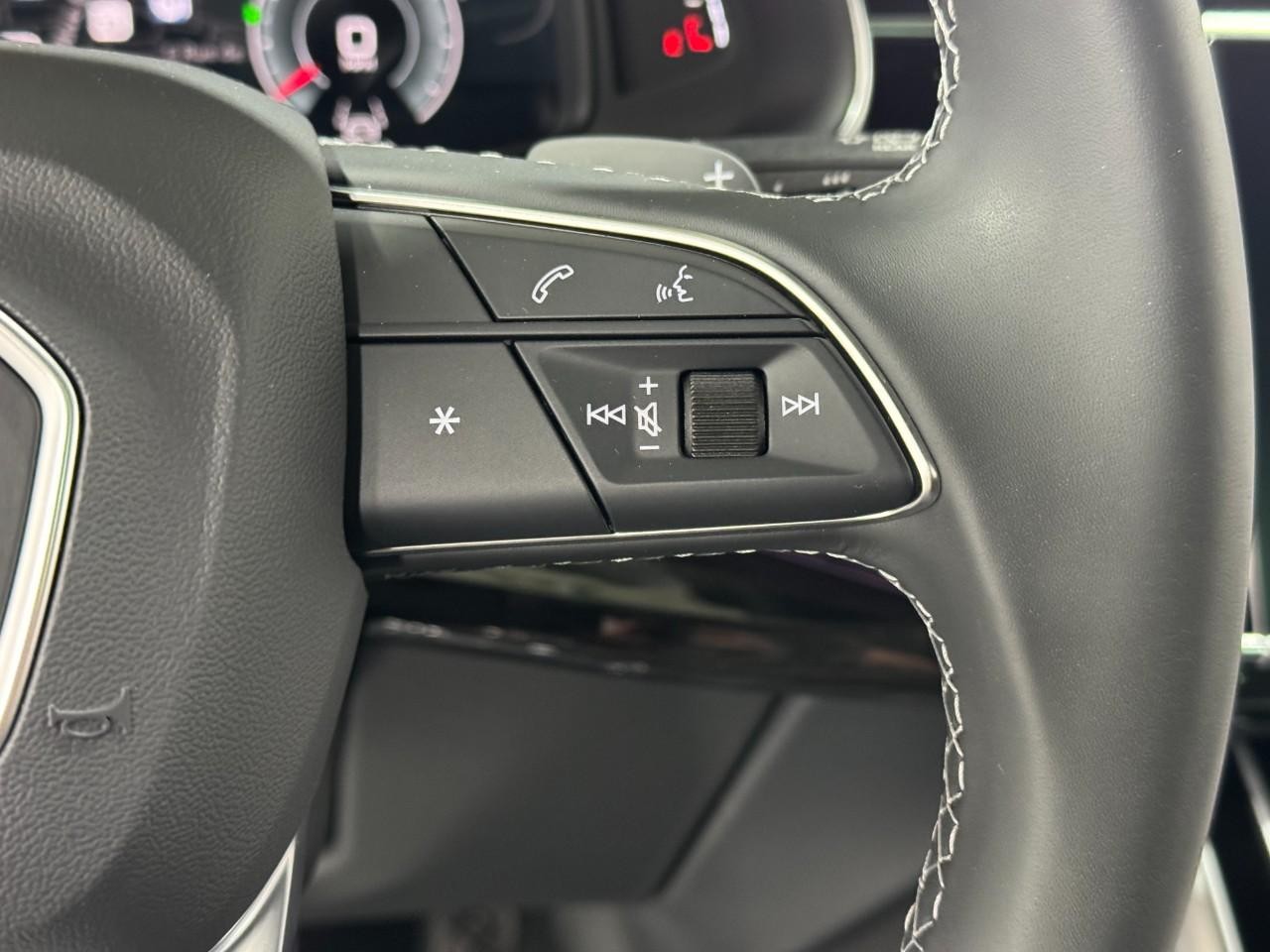 Audi Q8 Vehicle Full-screen Gallery Image 34