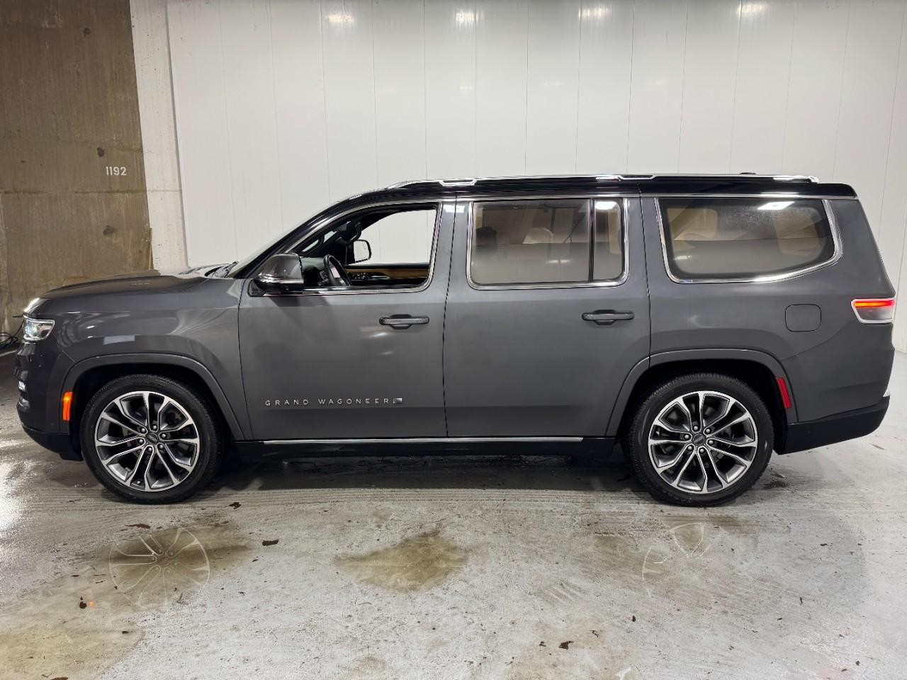 Jeep Grand Wagoneer Vehicle Full-screen Gallery Image 2