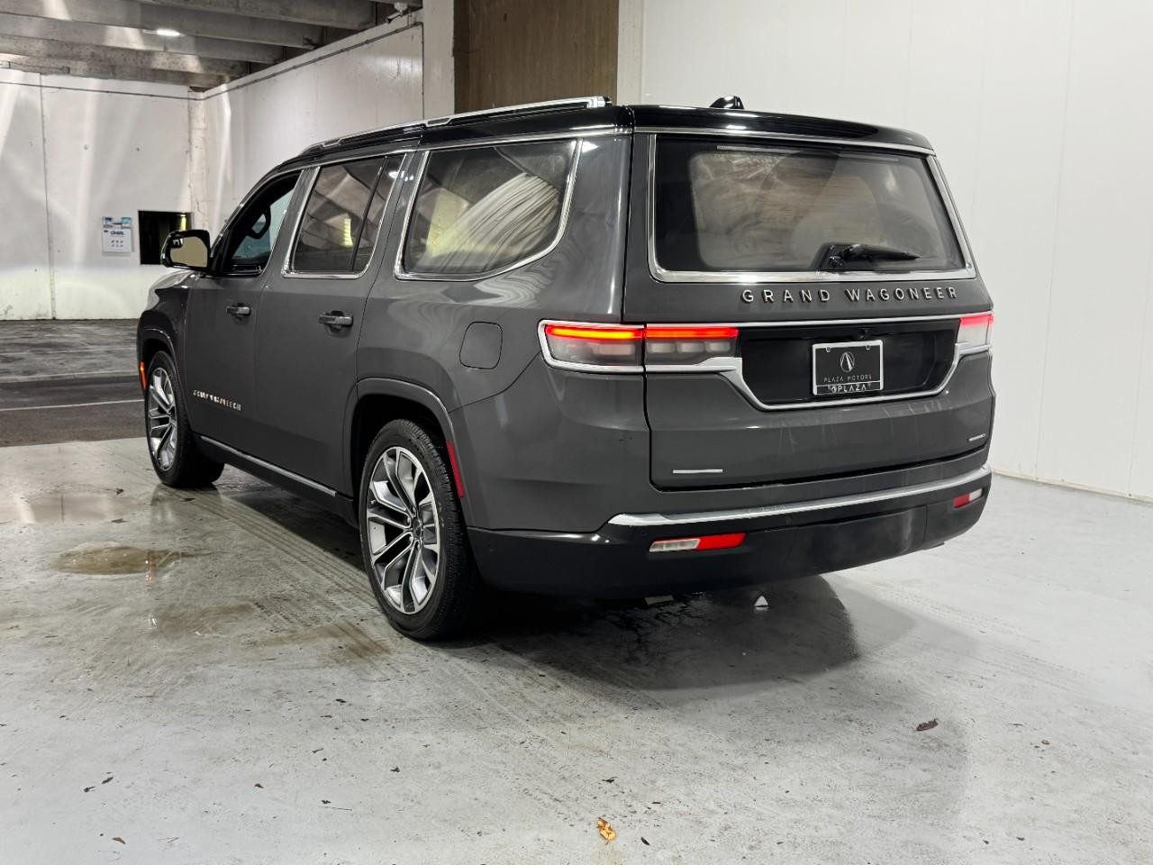 Jeep Grand Wagoneer Vehicle Full-screen Gallery Image 3