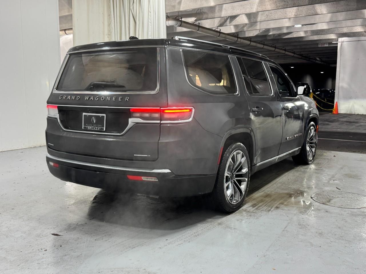 Jeep Grand Wagoneer Vehicle Full-screen Gallery Image 4