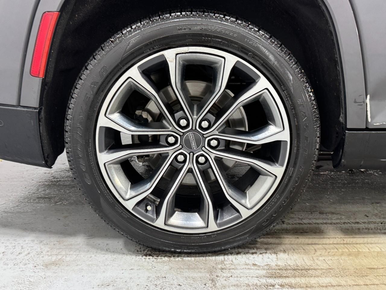 Jeep Grand Wagoneer Vehicle Full-screen Gallery Image 5