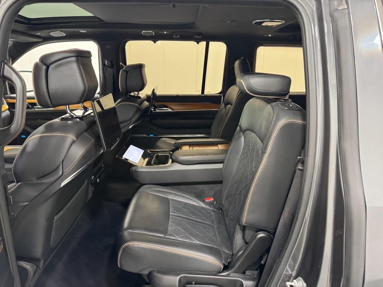 Jeep Grand Wagoneer Vehicle Full-screen Gallery Image 9