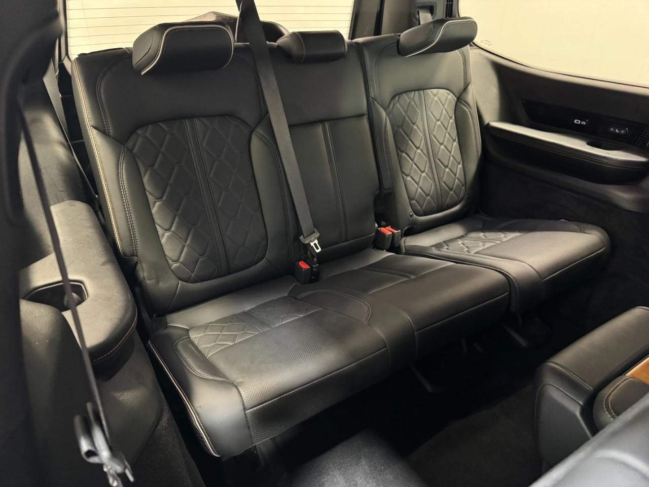 Jeep Grand Wagoneer Vehicle Full-screen Gallery Image 11