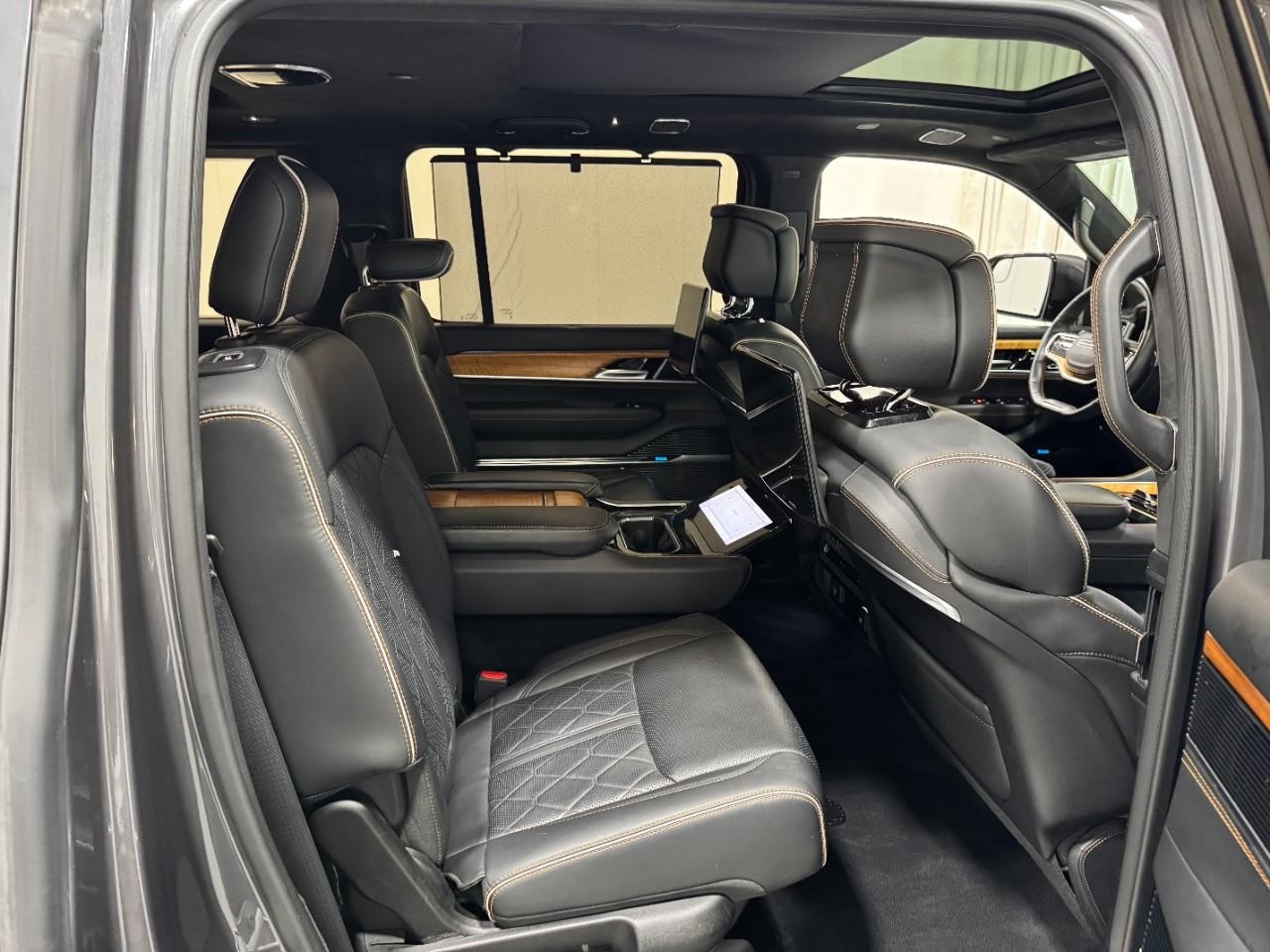 Jeep Grand Wagoneer Vehicle Full-screen Gallery Image 12