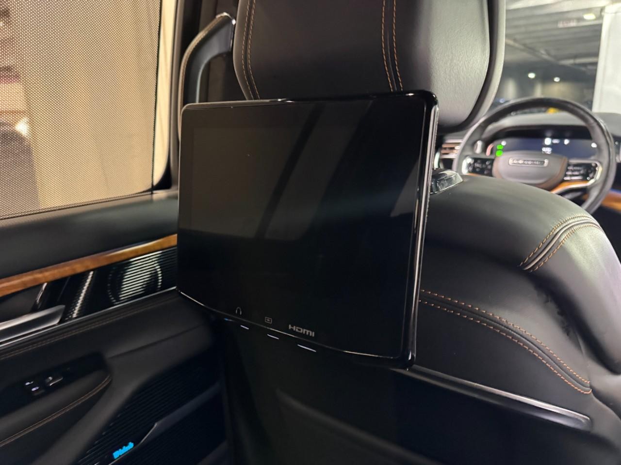 Jeep Grand Wagoneer Vehicle Full-screen Gallery Image 13