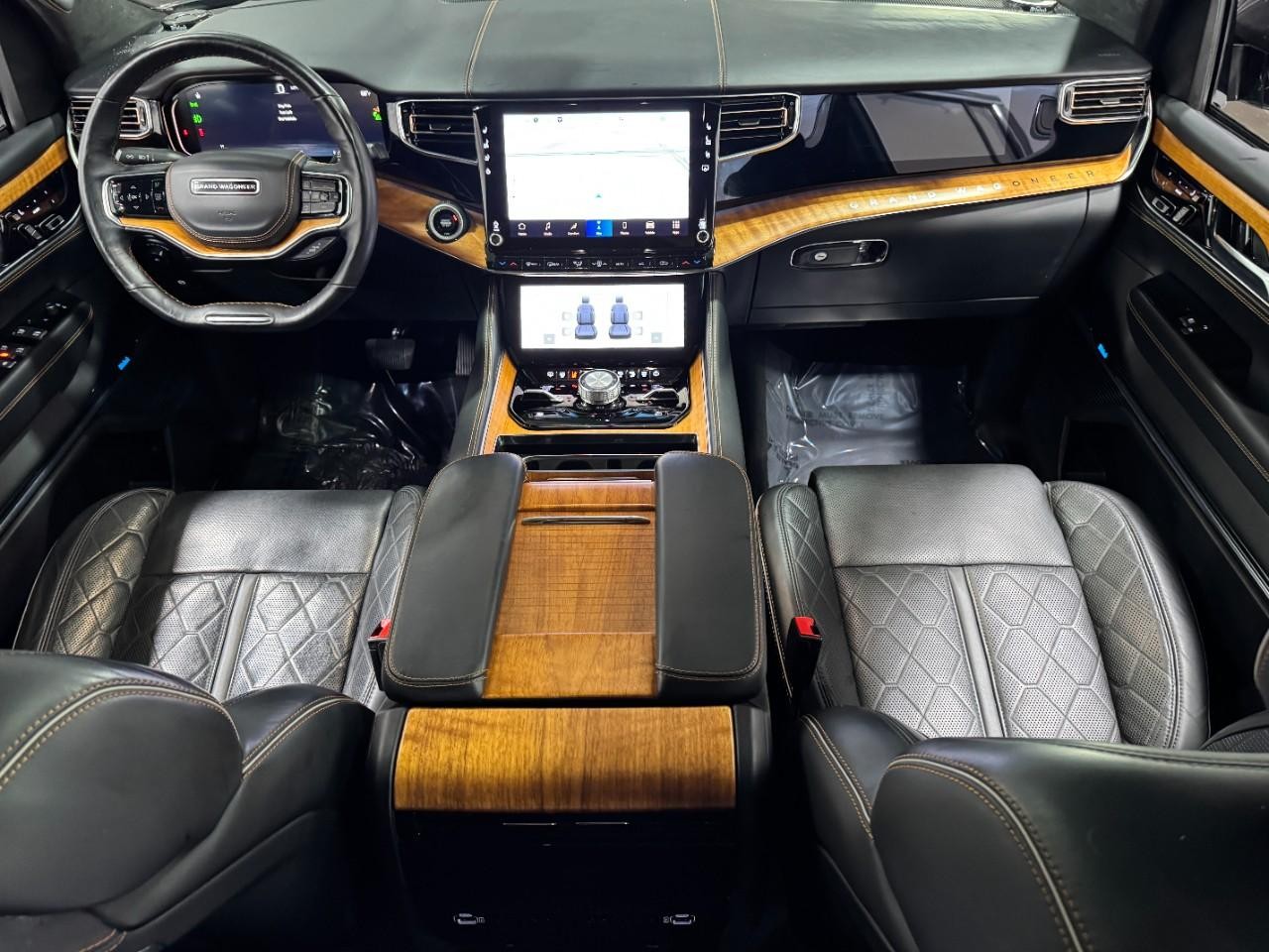 Jeep Grand Wagoneer Vehicle Full-screen Gallery Image 16