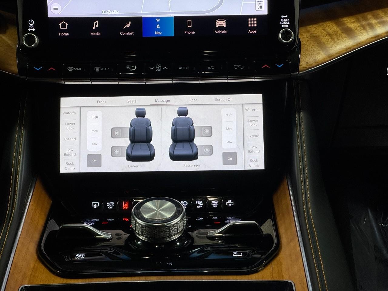 Jeep Grand Wagoneer Vehicle Full-screen Gallery Image 19