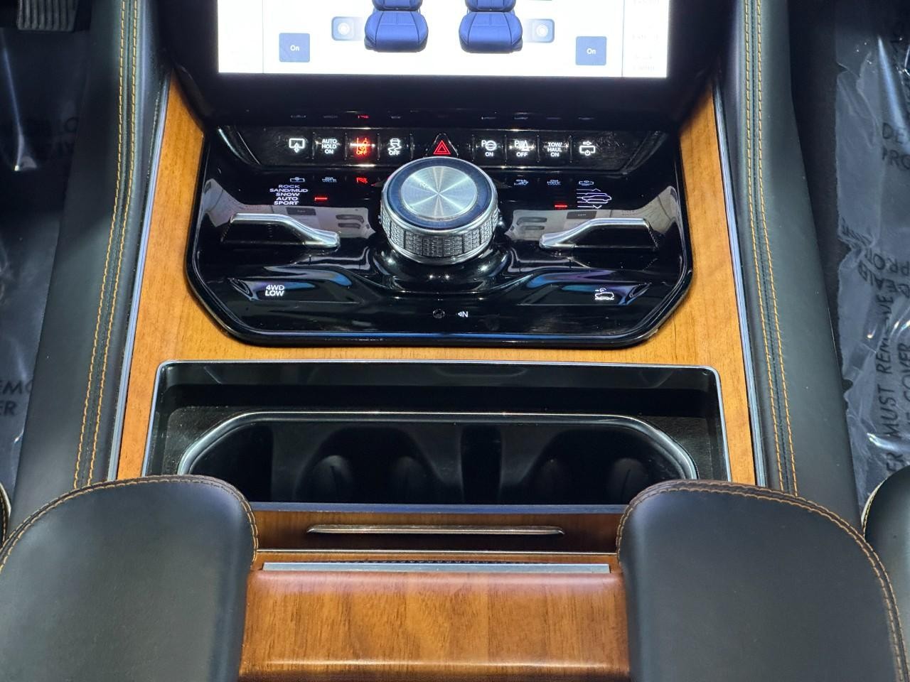 Jeep Grand Wagoneer Vehicle Full-screen Gallery Image 20