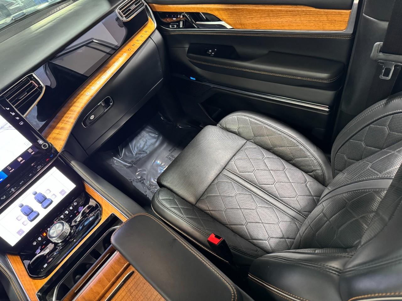 Jeep Grand Wagoneer Vehicle Full-screen Gallery Image 21