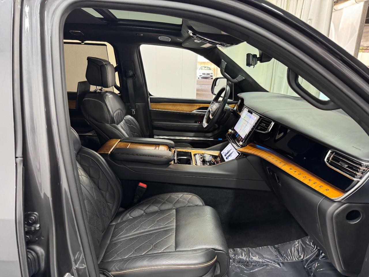 Jeep Grand Wagoneer Vehicle Full-screen Gallery Image 22