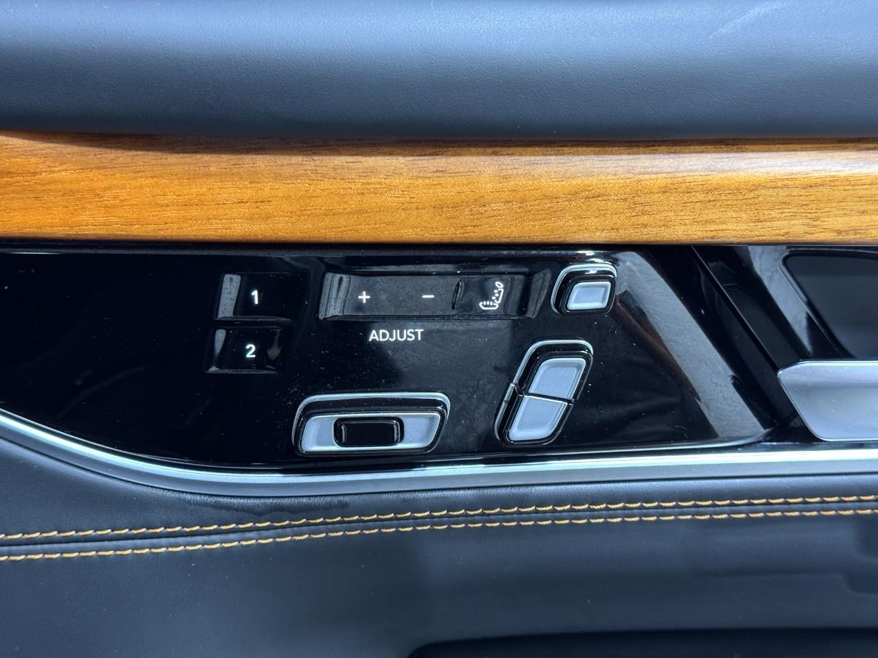 Jeep Grand Wagoneer Vehicle Full-screen Gallery Image 24