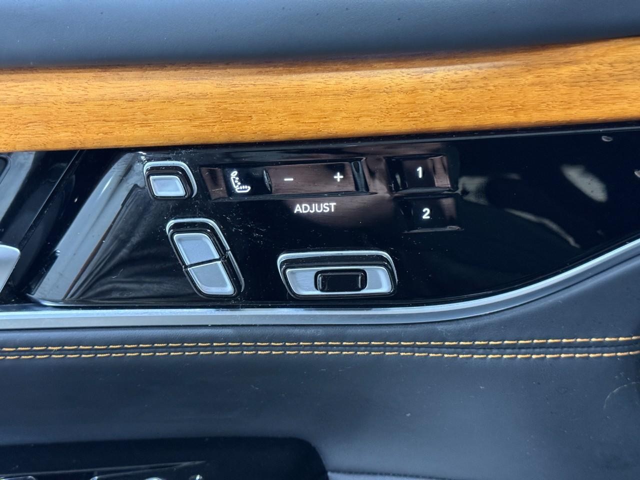 Jeep Grand Wagoneer Vehicle Full-screen Gallery Image 27