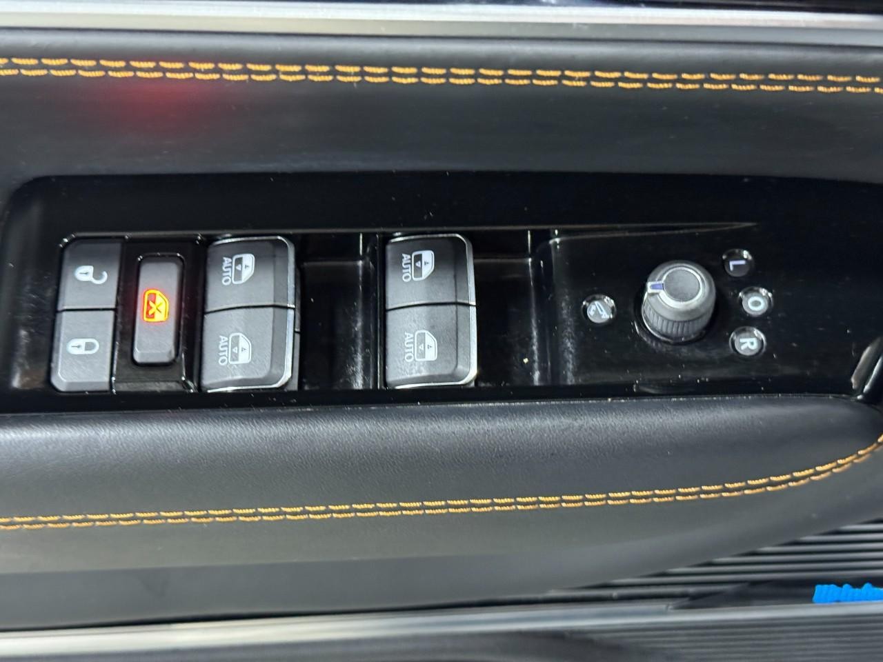 Jeep Grand Wagoneer Vehicle Full-screen Gallery Image 28