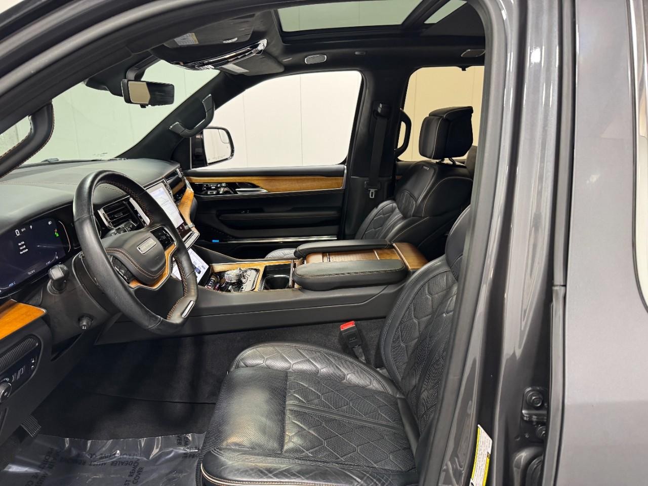 Jeep Grand Wagoneer Vehicle Full-screen Gallery Image 30