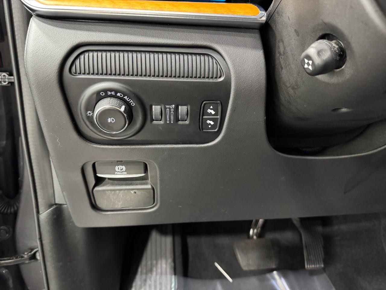 Jeep Grand Wagoneer Vehicle Full-screen Gallery Image 32