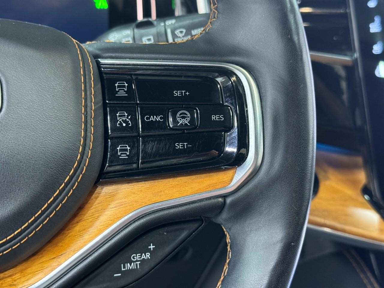 Jeep Grand Wagoneer Vehicle Full-screen Gallery Image 34