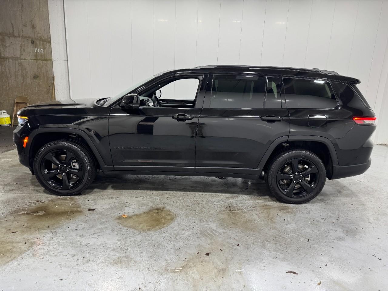 Jeep Grand Cherokee L Vehicle Full-screen Gallery Image 2