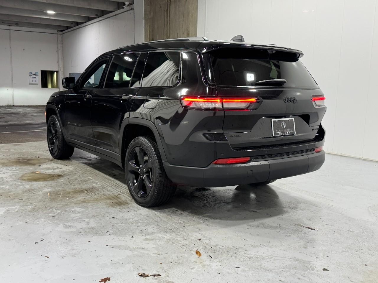 Jeep Grand Cherokee L Vehicle Full-screen Gallery Image 3