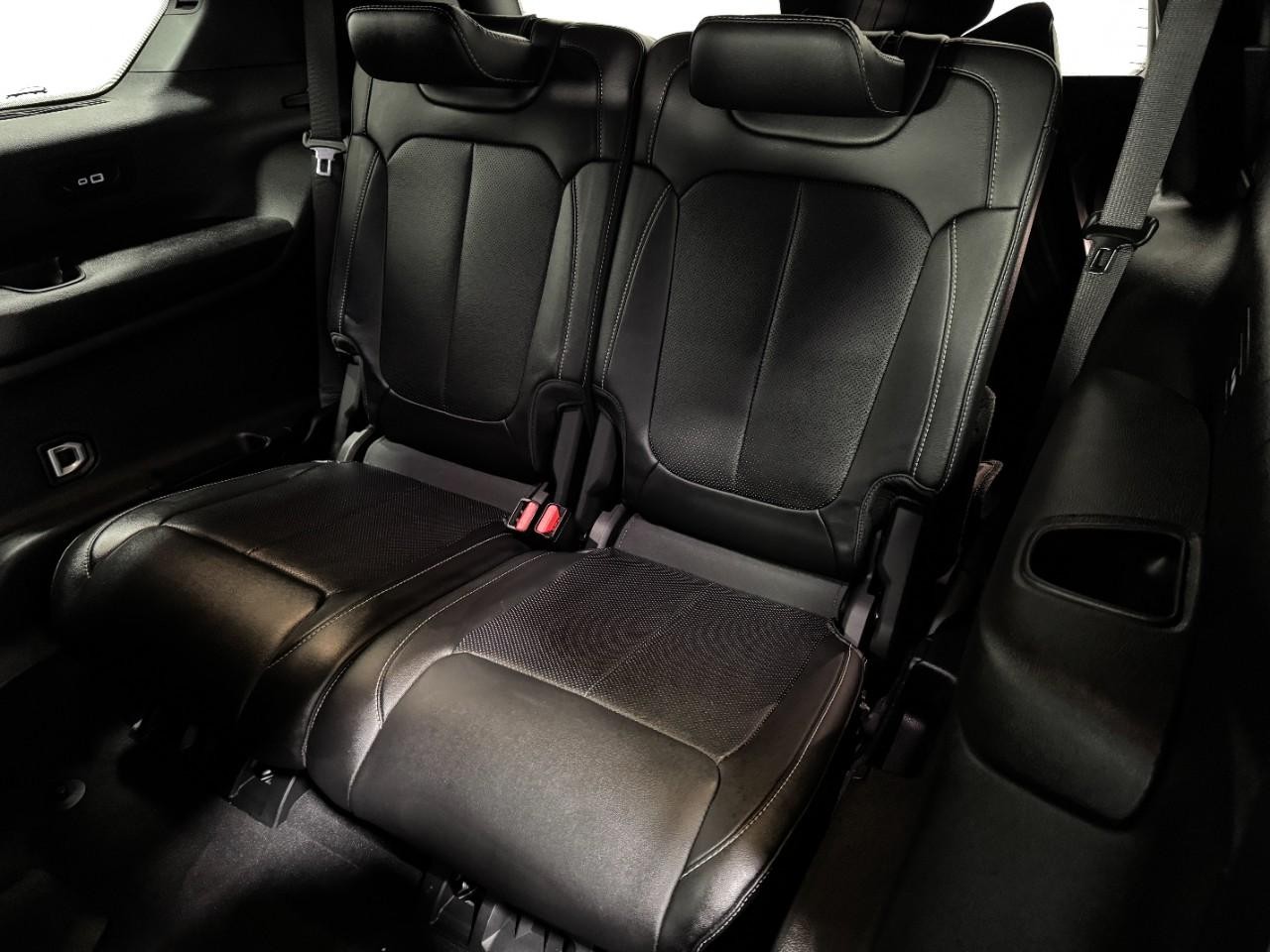 Jeep Grand Cherokee L Vehicle Full-screen Gallery Image 8