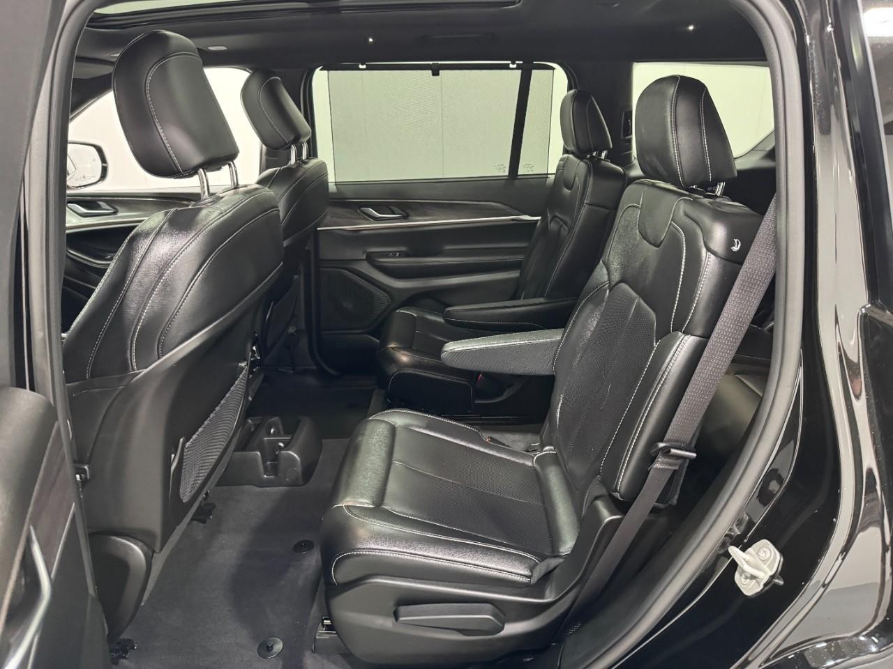 Jeep Grand Cherokee L Vehicle Full-screen Gallery Image 9