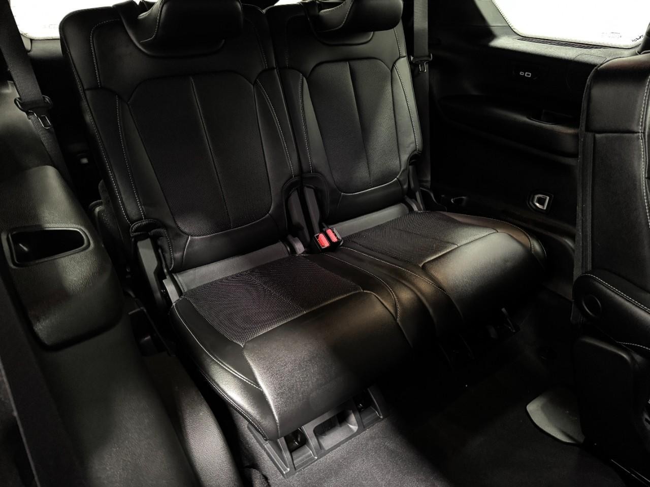 Jeep Grand Cherokee L Vehicle Full-screen Gallery Image 11