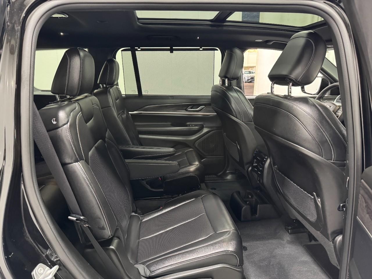 Jeep Grand Cherokee L Vehicle Full-screen Gallery Image 12