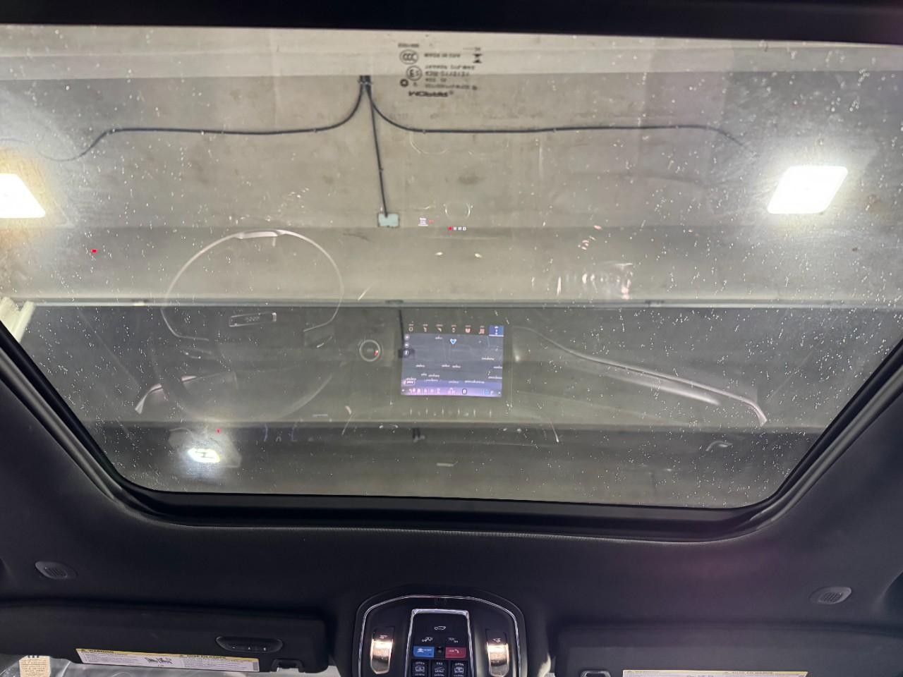 Jeep Grand Cherokee L Vehicle Full-screen Gallery Image 14