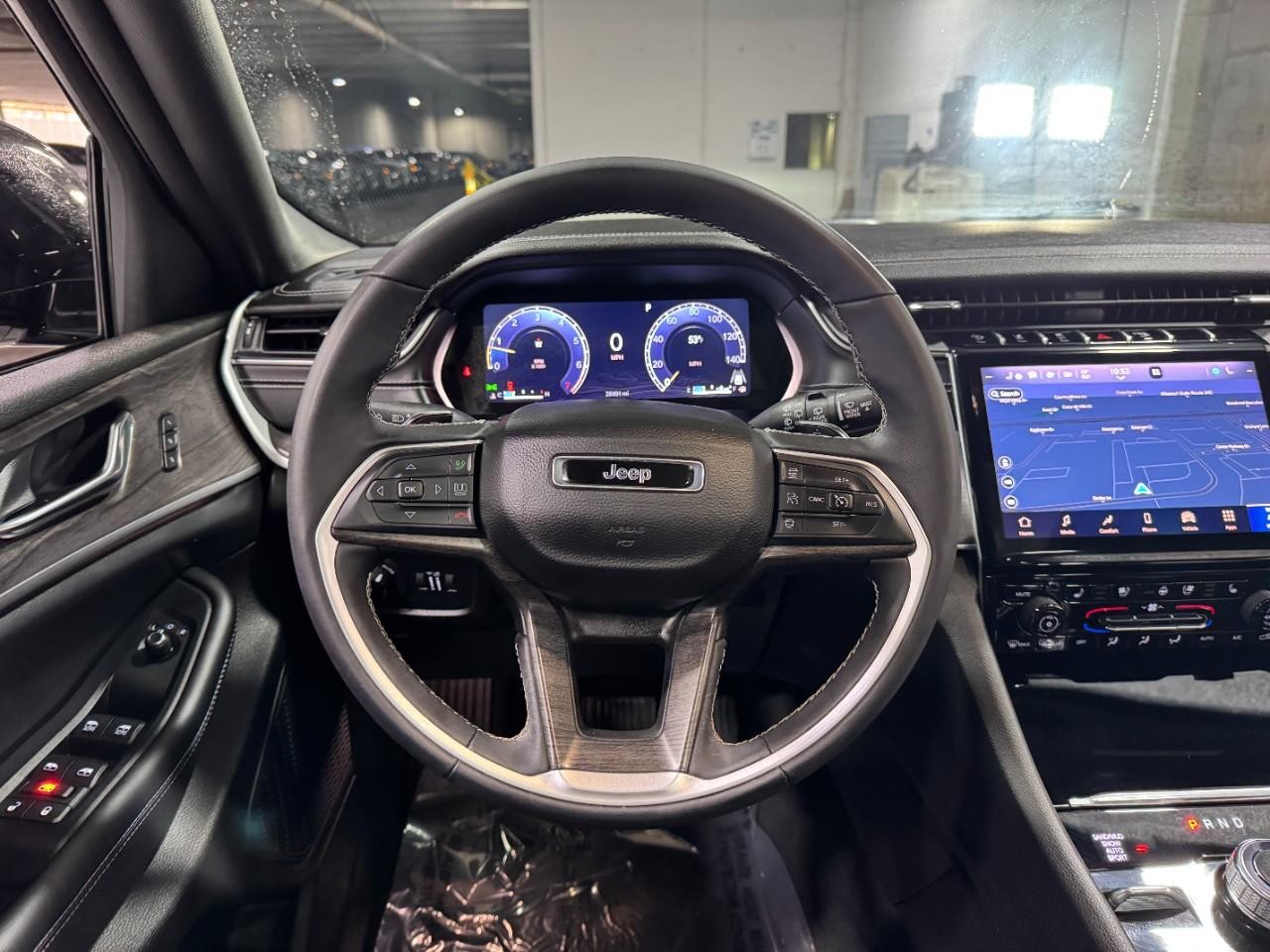 Jeep Grand Cherokee L Vehicle Full-screen Gallery Image 15