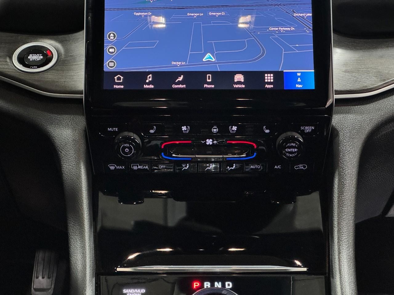 Jeep Grand Cherokee L Vehicle Full-screen Gallery Image 17