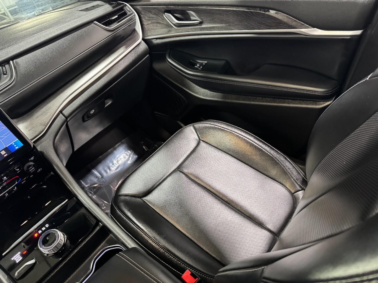 Jeep Grand Cherokee L Vehicle Full-screen Gallery Image 19