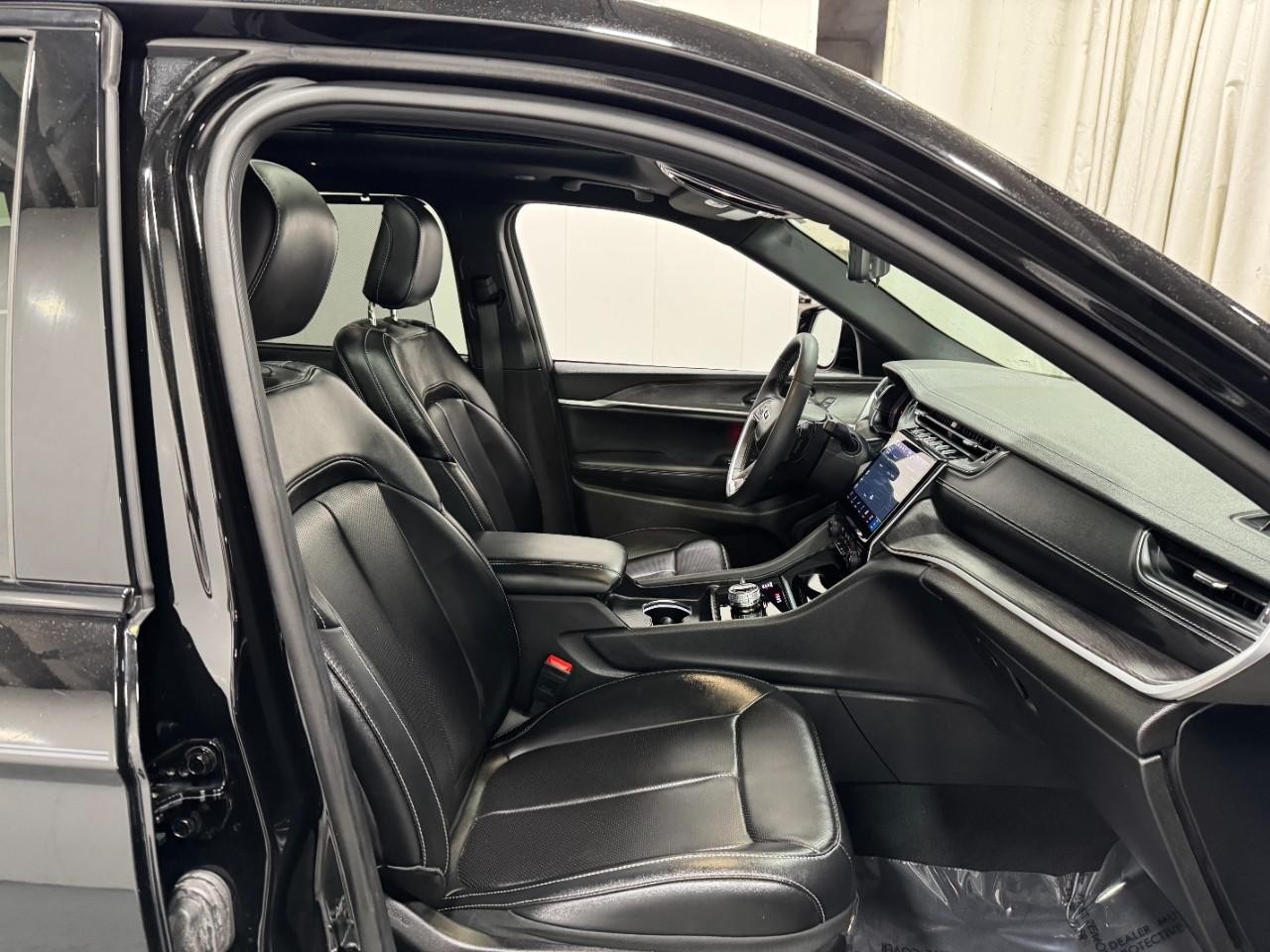 Jeep Grand Cherokee L Vehicle Full-screen Gallery Image 20