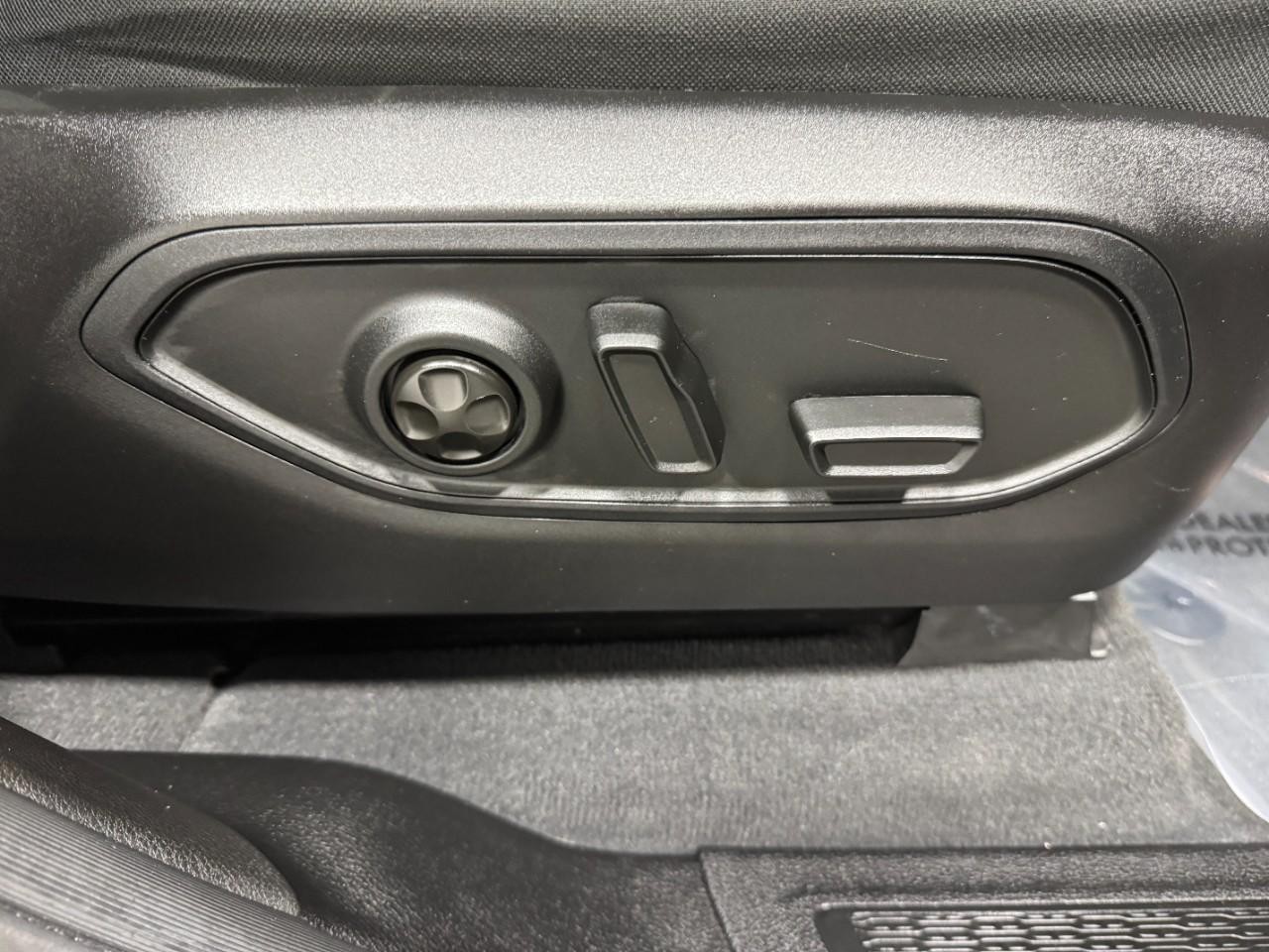 Jeep Grand Cherokee L Vehicle Full-screen Gallery Image 22