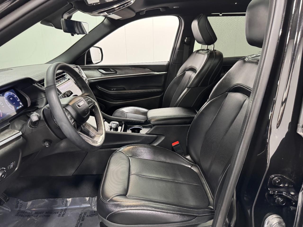 Jeep Grand Cherokee L Vehicle Full-screen Gallery Image 26