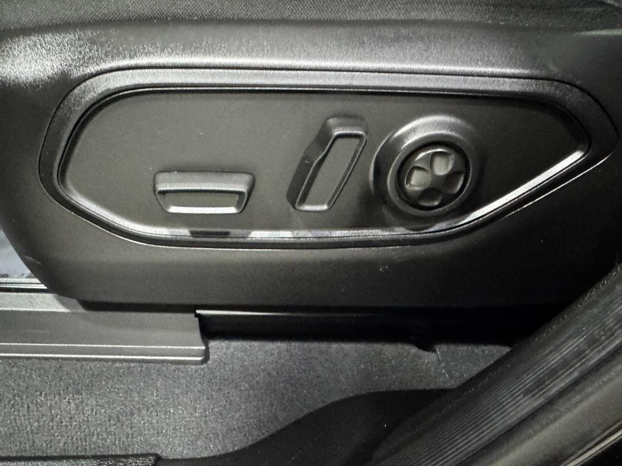 Jeep Grand Cherokee L Vehicle Full-screen Gallery Image 28