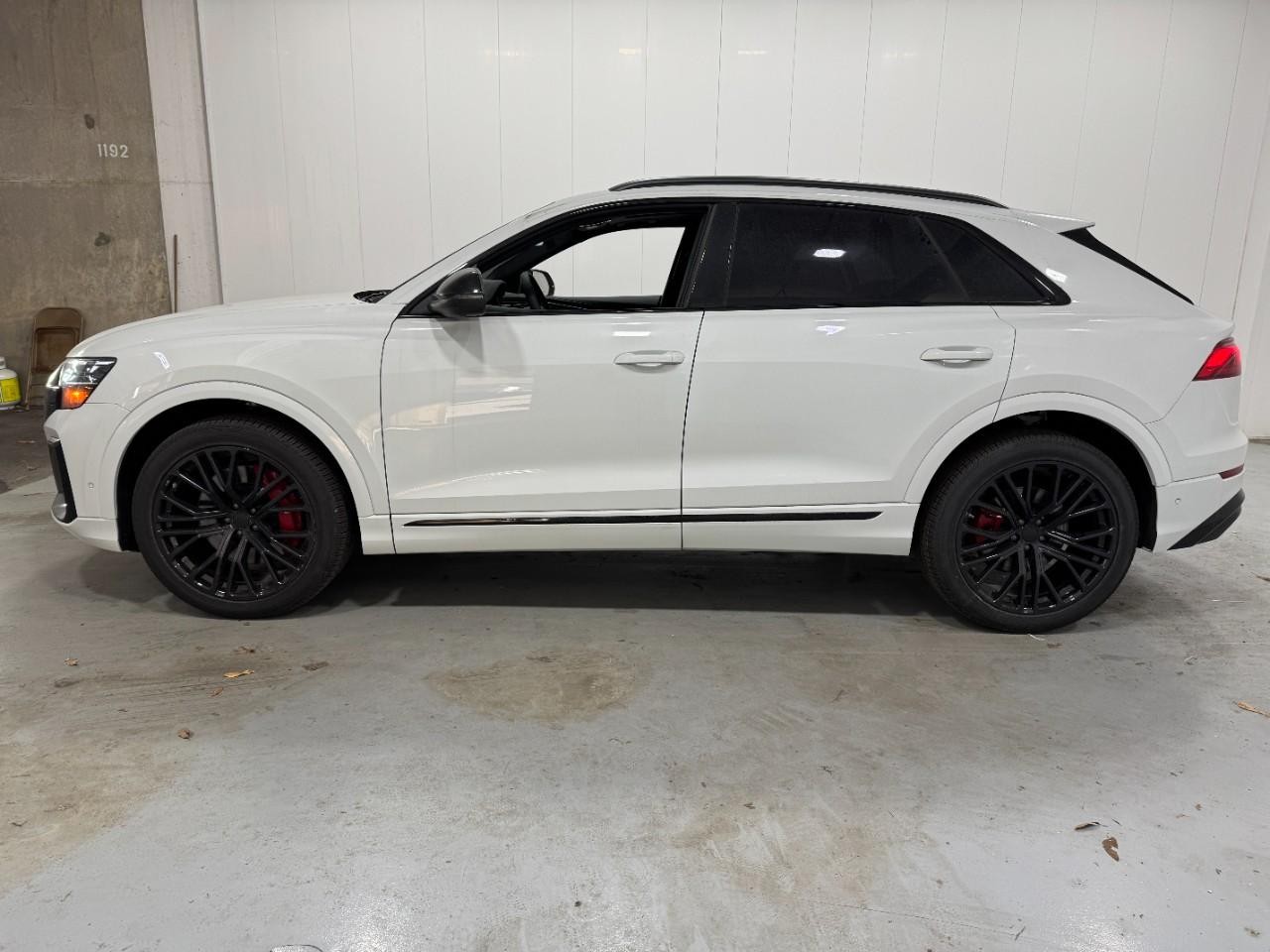 Audi SQ8 Vehicle Full-screen Gallery Image 2